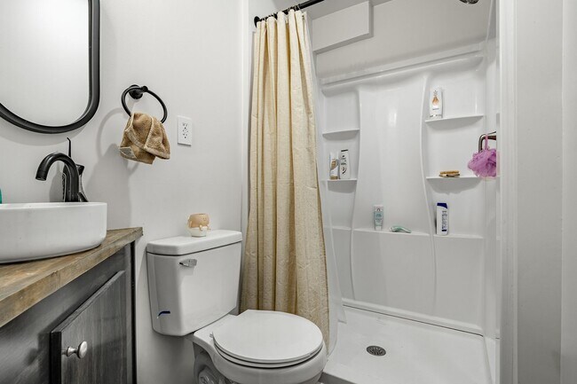 Building Photo - 324-326 Darby Rd-1R