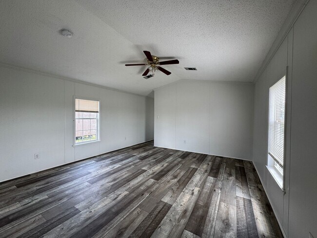 Building Photo - 16206 Wood Dr