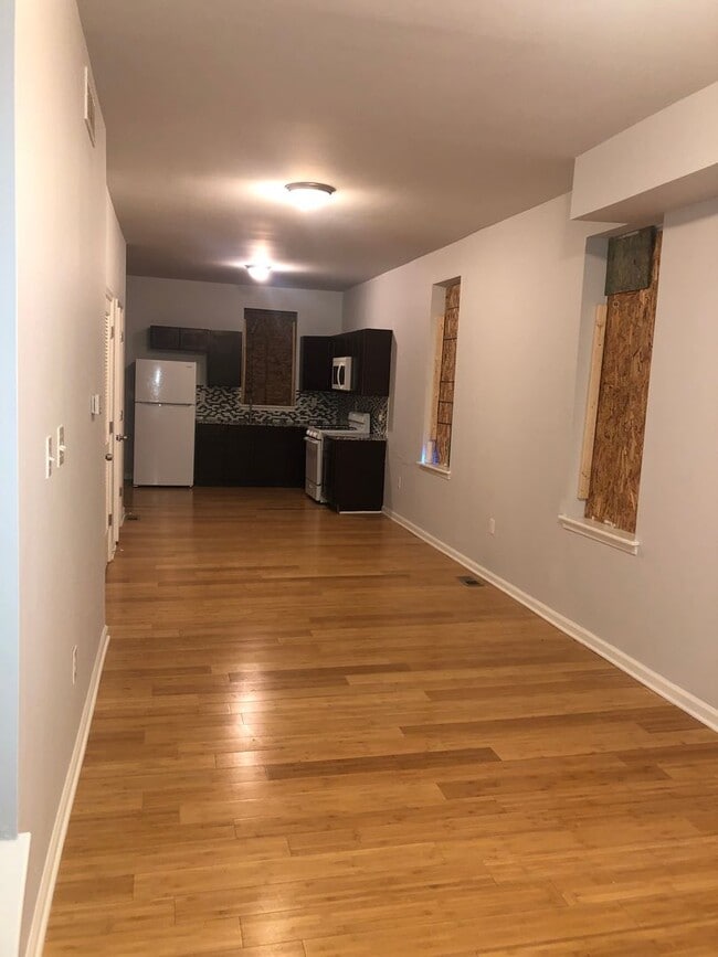 Building Photo - 3 bedroom 1.5 bathroom voucher holders wanted Baltimore City