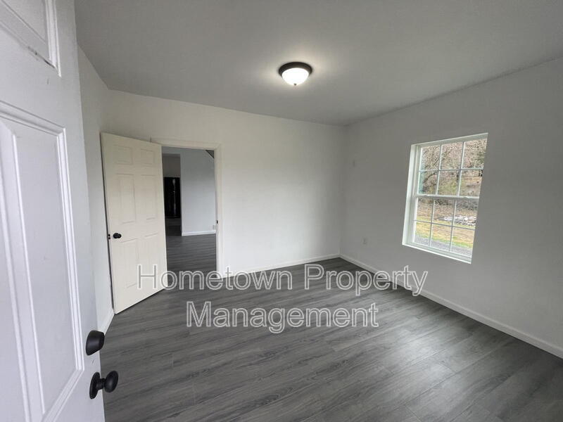 Building Photo - 252 River Rd