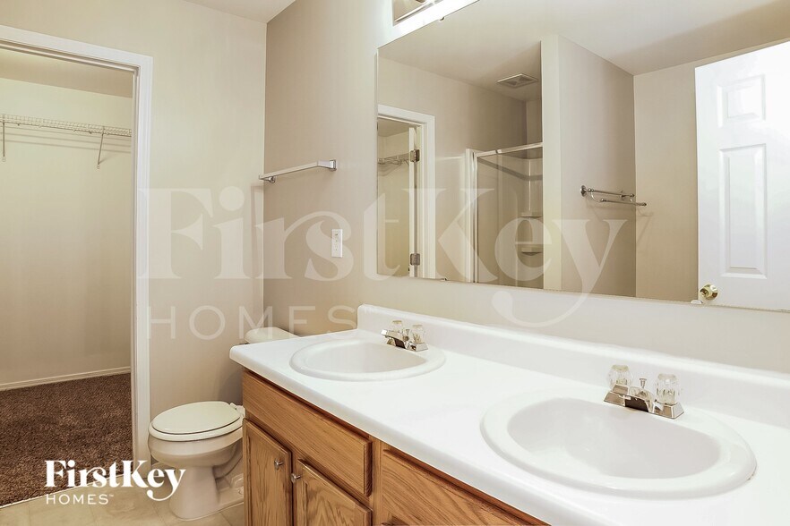 Building Photo - 500 Martha Ct