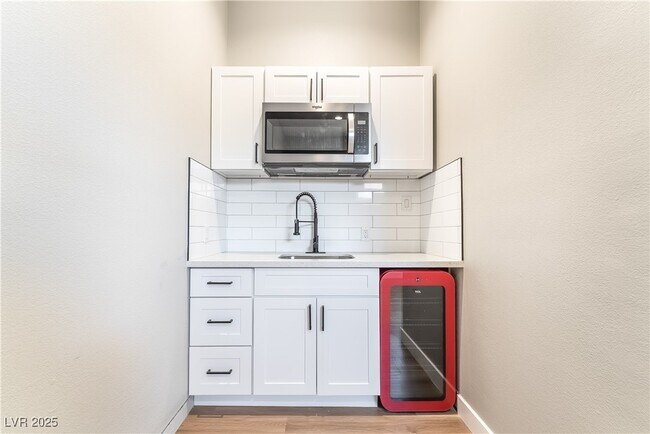 Building Photo - 2749 Del Mar Pl