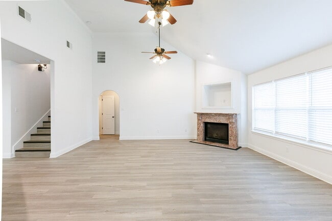 Building Photo - Gorgeous 4 bed 2.5 bath!