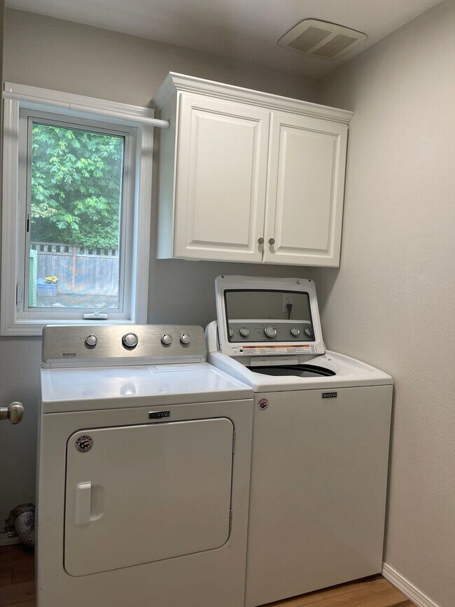 Building Photo - In town Poulsbo neighborhood large 4 bedroom now available