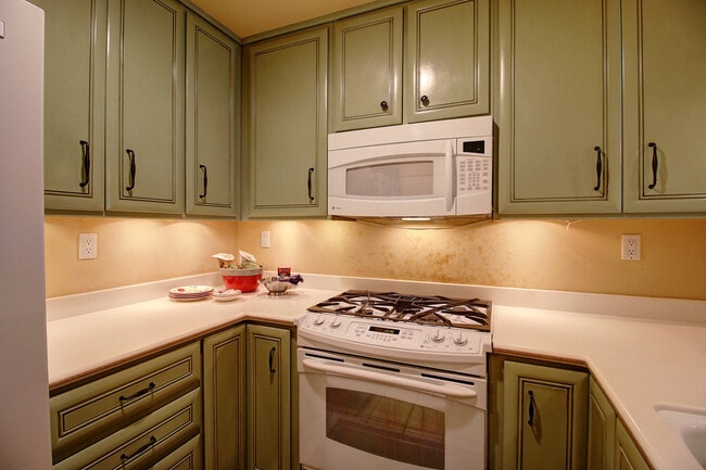 Building Photo - Stylish Dream Condo located across the street from East Beach! Santa Barbara:)