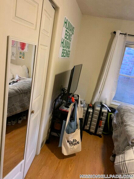 Building Photo - 2 Shepherd Ave