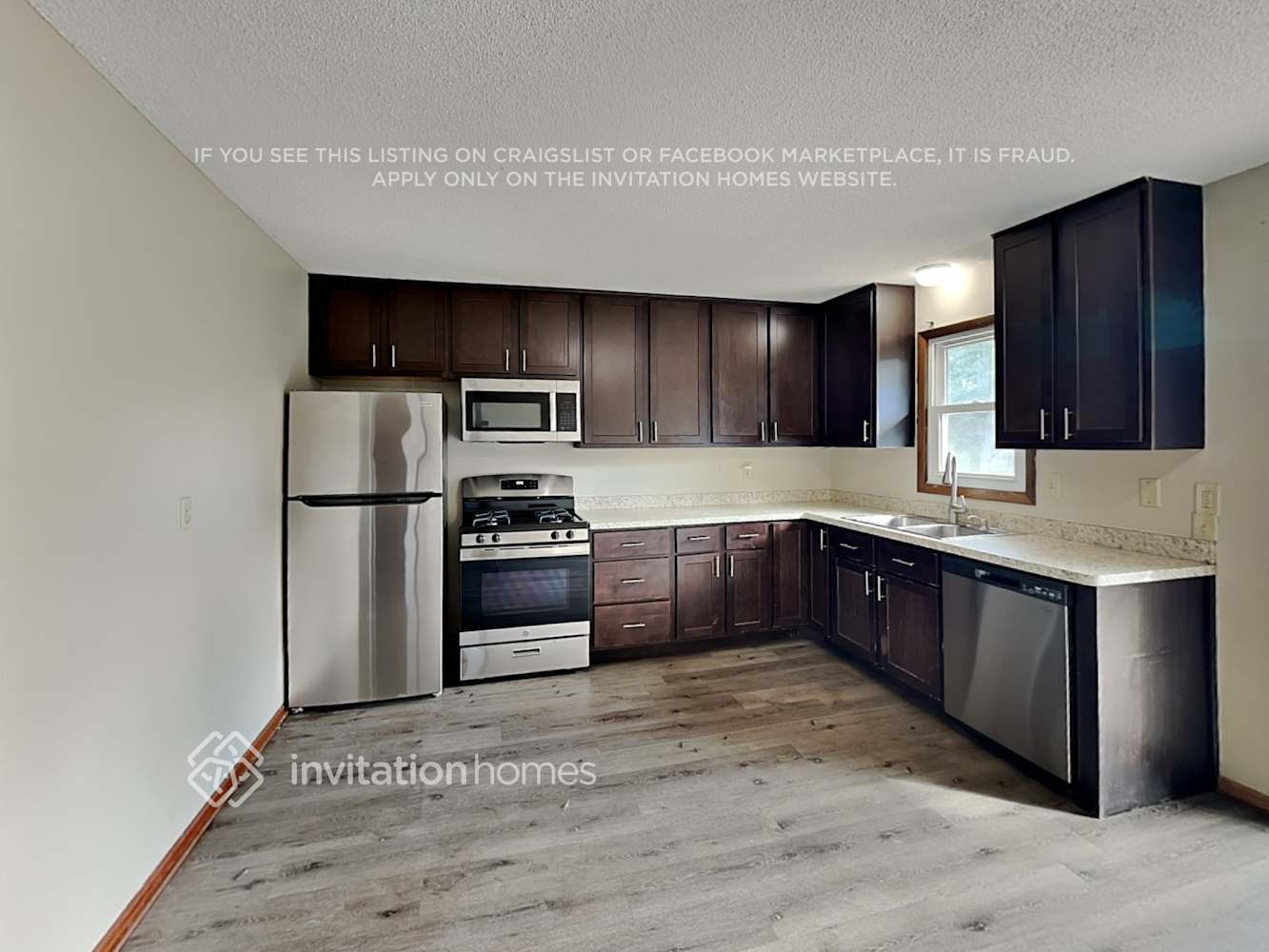 Building Photo - 13010 Deerwood Ln N
