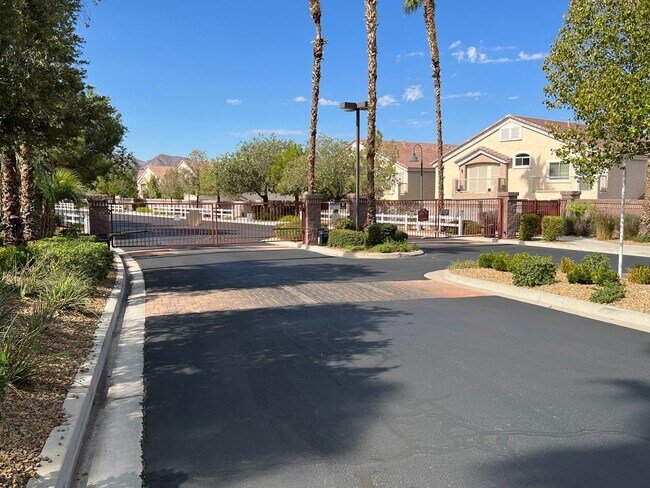 Building Photo - BEAUTIFUL 2BD/2BA SOUTHEAST