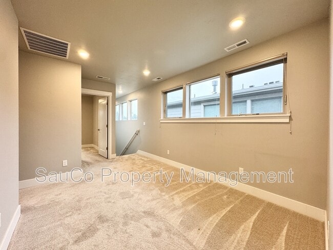 Building Photo - 5715 SE 79th Ave