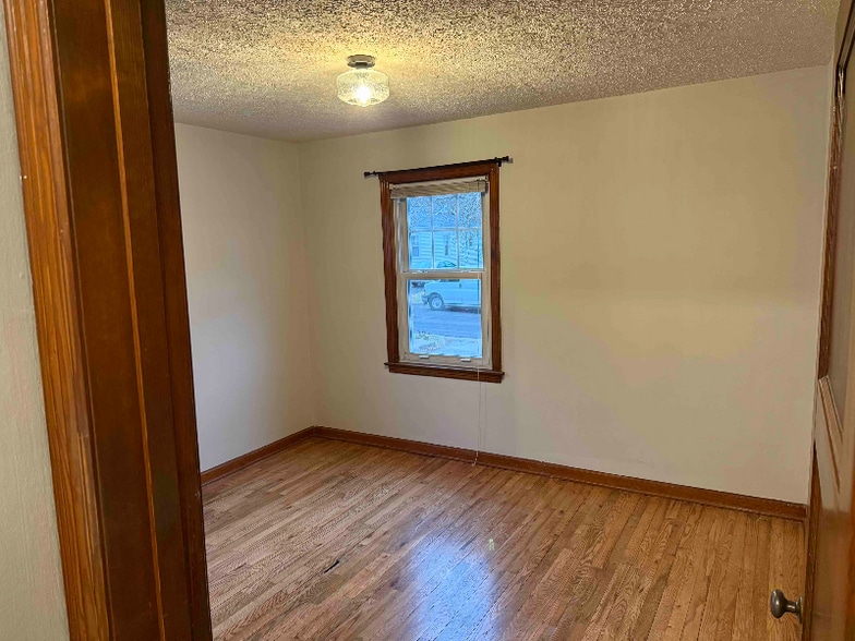 Building Photo - 320 Rosslyn Ave