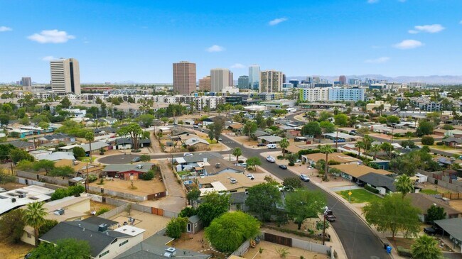 Building Photo - Central Phoenix Gem! Private Patio, Gated, Pool + Underground Parking