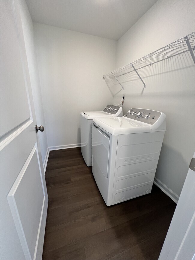 Building Photo - 1025 Red Finch Wy