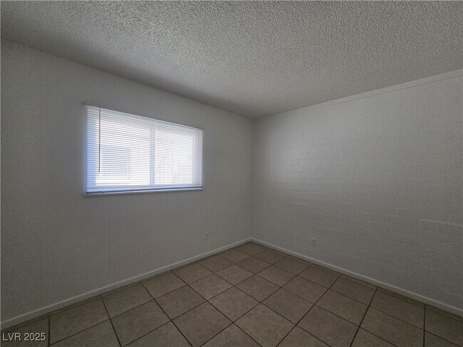 Building Photo - 1904 Rexford Dr