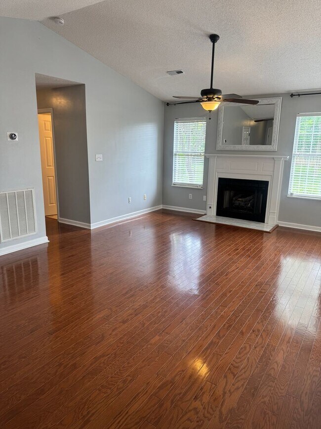 Building Photo - Knoxville 37918 - Beautiful 3 bedroom, 2 bath home in the heart of Powell - Contact Lisa Vineyard...