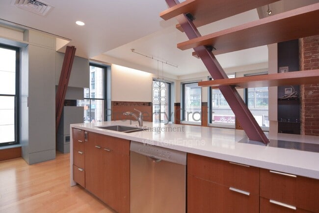 Building Photo - 8 Lagrange St