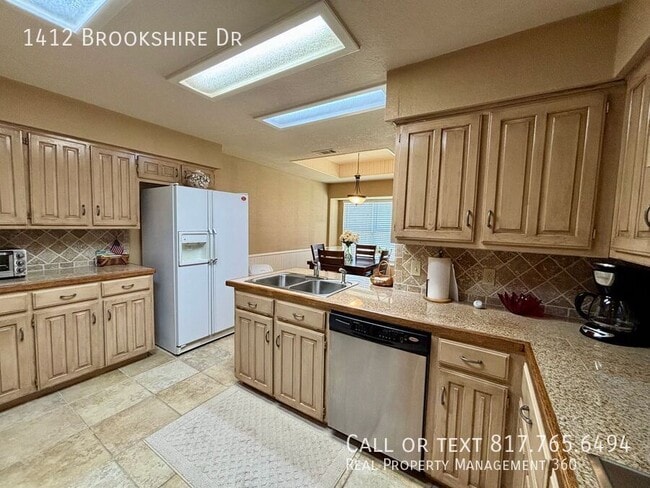 Building Photo - 1412 Brookshire Dr