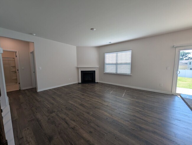 Building Photo - Spacious 2 story, 5 bedroom, 3 bath Home located in Secrest Commons Community!