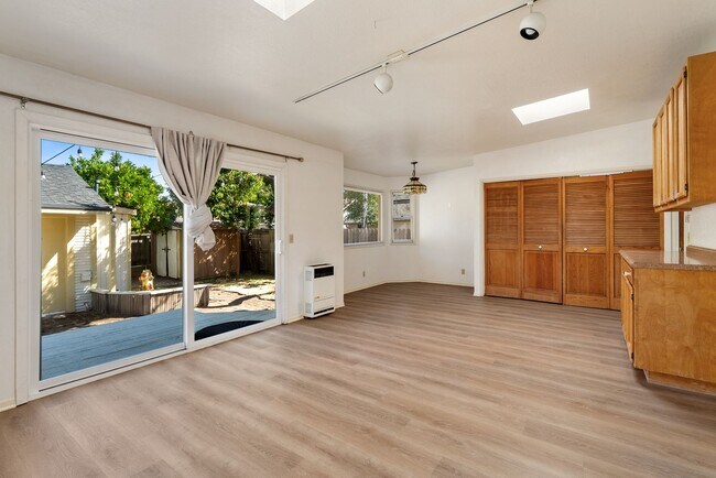 Building Photo - 5 Bedroom 2 Bathroom House - AVAILABLE JULY 2026 - MAY 2027