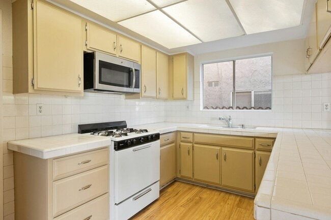 Building Photo - 845 2nd St