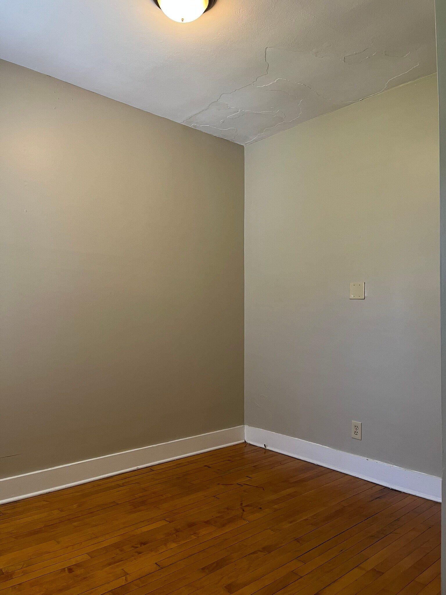 Building Photo - 1211 E Saveland Ave