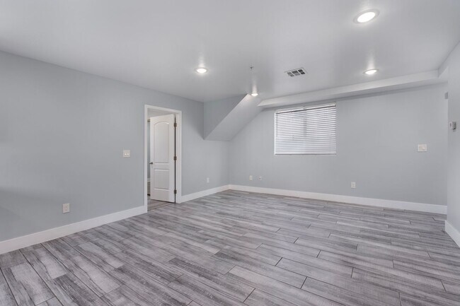 Building Photo - Beautiful 4 Bed / 3 Bath apartment with PARKING & IN-UNIT LAUNDRY!