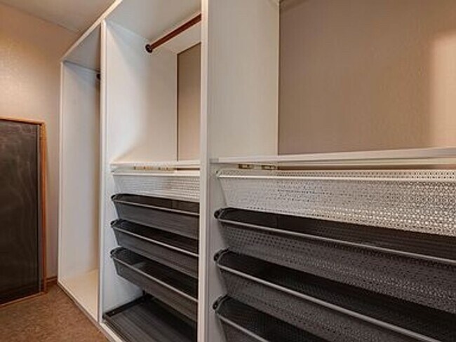 Building Photo - Executive 4 Bedroom 4 Bath 3+ Car Garage -...