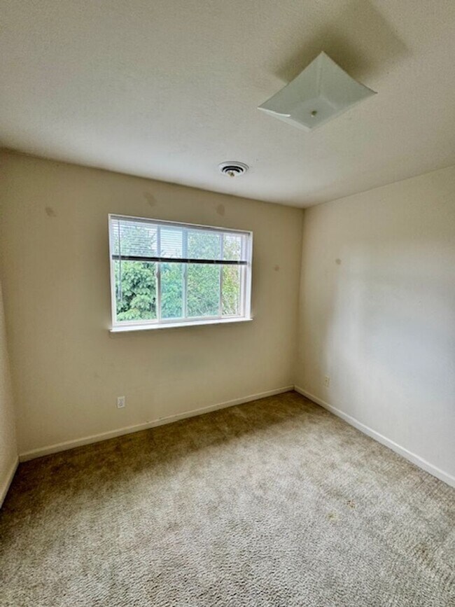 Building Photo - 3 Bedroom, 2 Bathroom 4-Plex