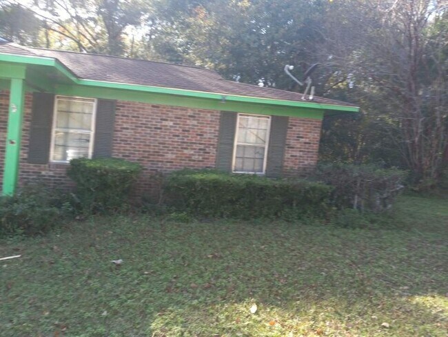 frontview of house - 806 Deer Rd