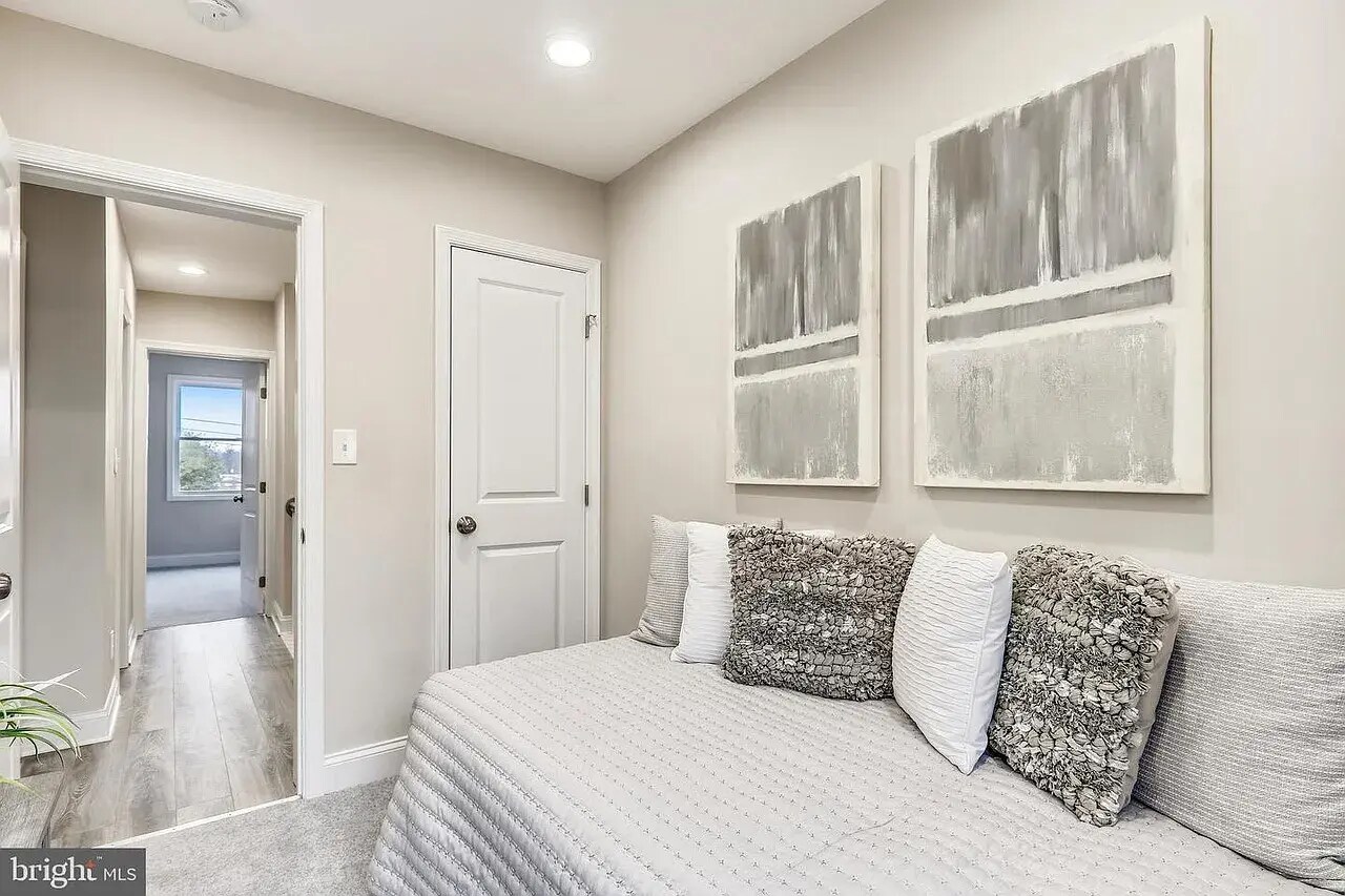 Building Photo - 724 Oneida Pl NW