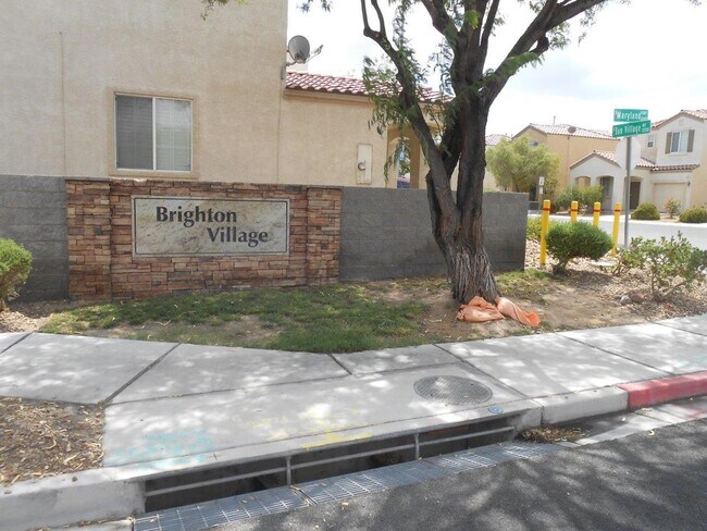Building Photo - Spacious 2 Bedroom Home near Cactus and Ma...