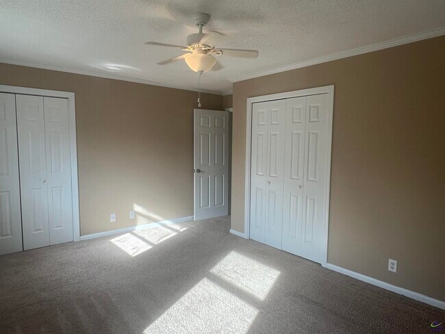 Building Photo - 137 N Springs Ct