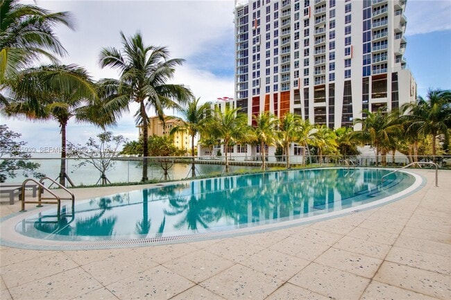 Building Photo - 460 NE 28th St