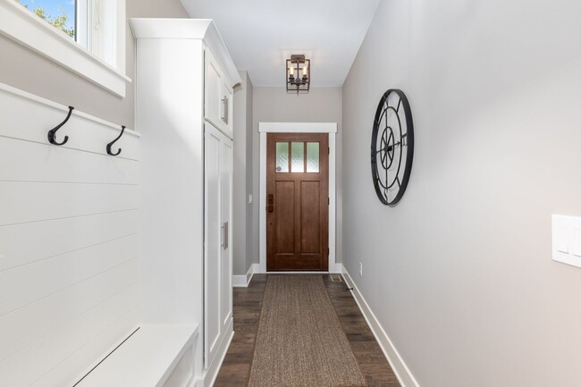 Building Photo - 4 bed 3.5 bath Mid Term Rental on Silver Lake in Rockford
