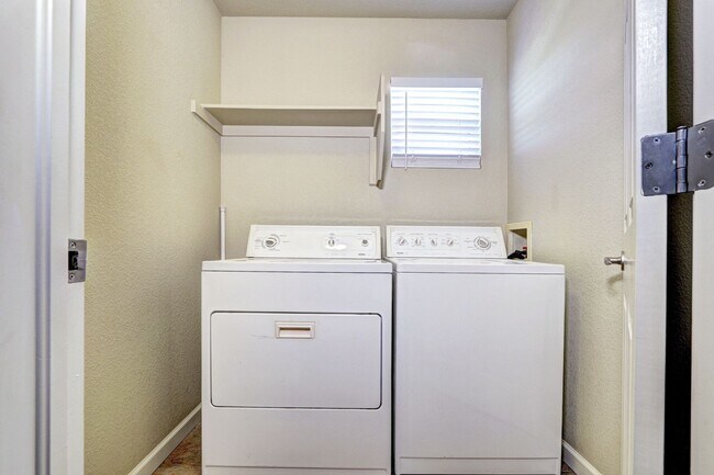 Building Photo - The Meadows townhome 3 bed 2 bath, in Morgan's Run Community!