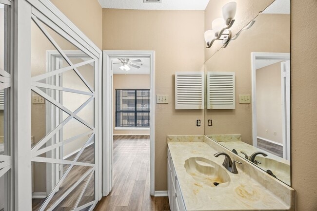 Building Photo - 4800 W Lovers Ln