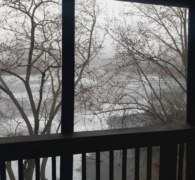 Building Photo - 5529 E Lake Dr