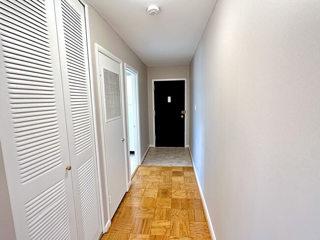 Building Photo - Beautifully kept, spacious one bedroom condo in the award winning Bethesda Parkside Community!