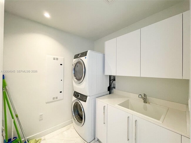 Building Photo - 15701 Collins Ave