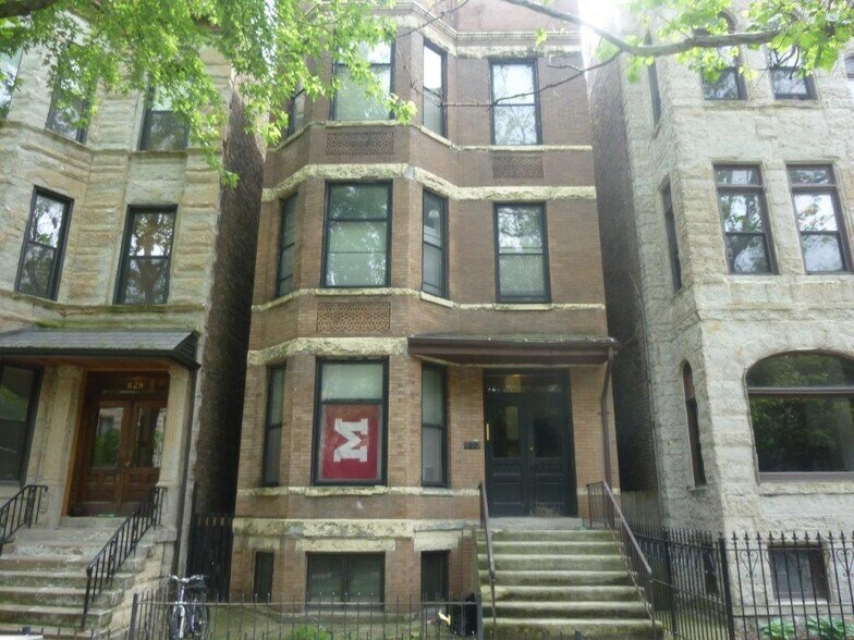 Building Photo - 833 W Newport Ave