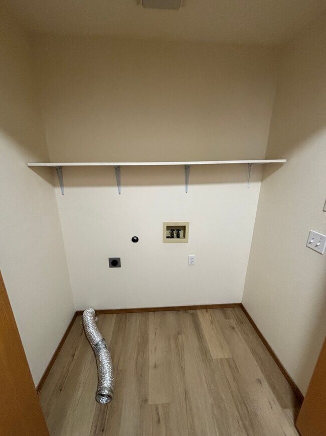 Building Photo - 211 N Lava