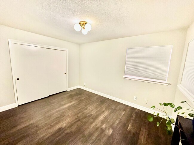 Building Photo - Updated North Fresno 3/2