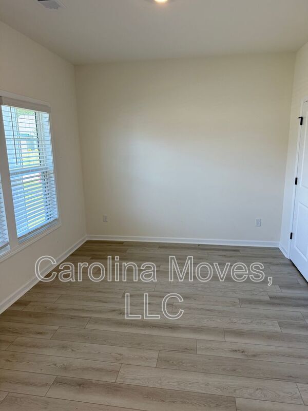 Building Photo - 903A Gibbons Street