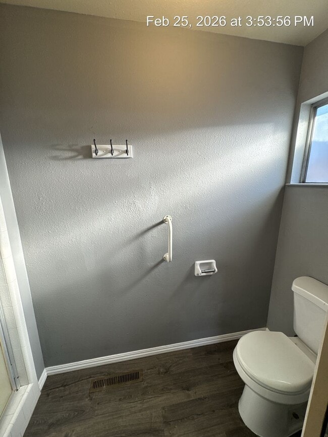 Building Photo - Charming Home Available Now !