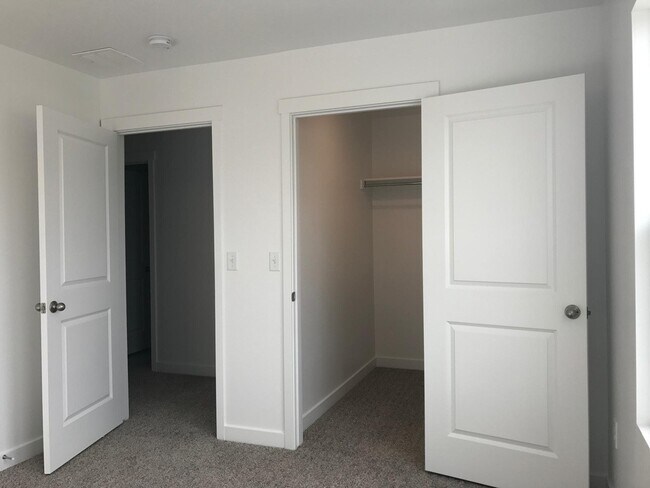 Building Photo - Spacious 4 BR Home with POOL and Clubhouse...