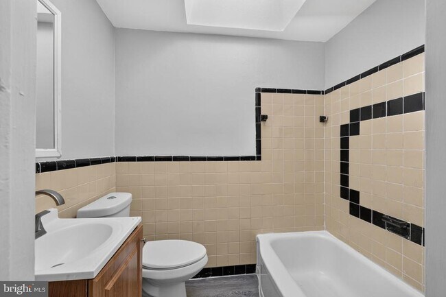 Building Photo - 331 W 21st St