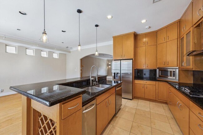Building Photo - 5512 Val Verde St