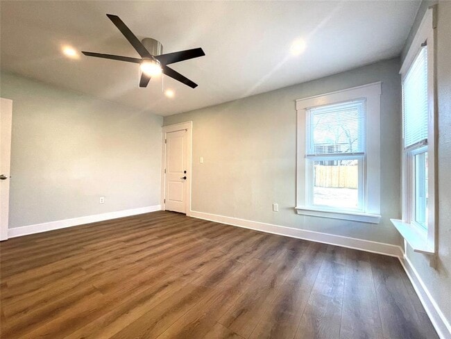 Building Photo - 807 E Riverside Dr