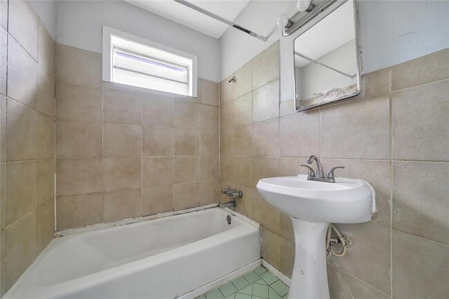 Building Photo - 2315 Kabee St