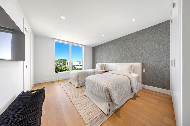 Building Photo - 345 Dune Rd