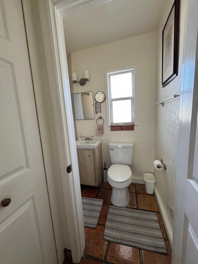 Building Photo - 256 E 24th St